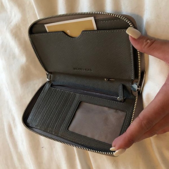 NWT Michael Kors Saffiano Leather Wallet - Picture 3 of 4